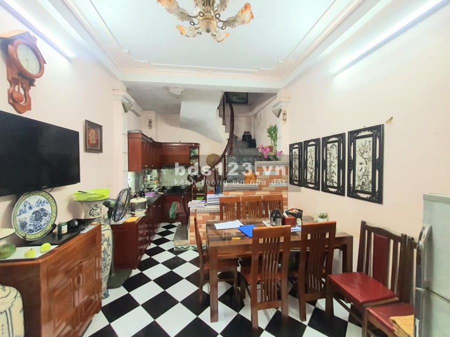 Bán nhà 5 tầng ngõ 250 Tân Mai-Hoàng Mai-ô tô đỗ cửa-giá 2.35 tỷ