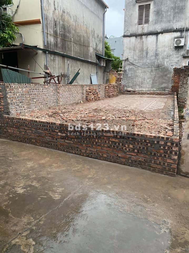 Bán nhanh lô đất đẹp Phố Trạm, Long Biên, dt 56m2, mặt tiền 4.5m, giá 2.58 tỷ, ô tô vào đất
