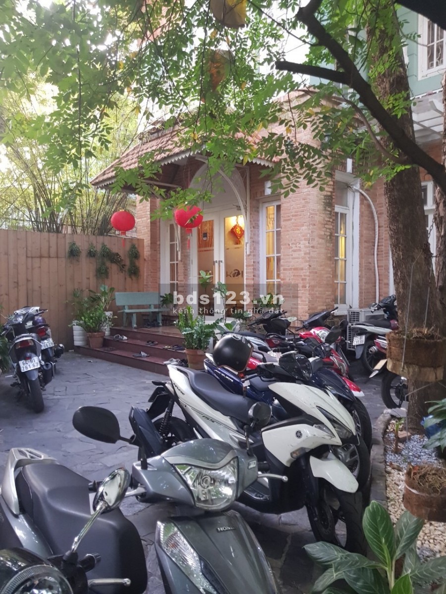 Cần bán nhà biệt thự Quận 3 Trần Quang Diệu, đường lớn, có sân thượng, diện tích 368m2