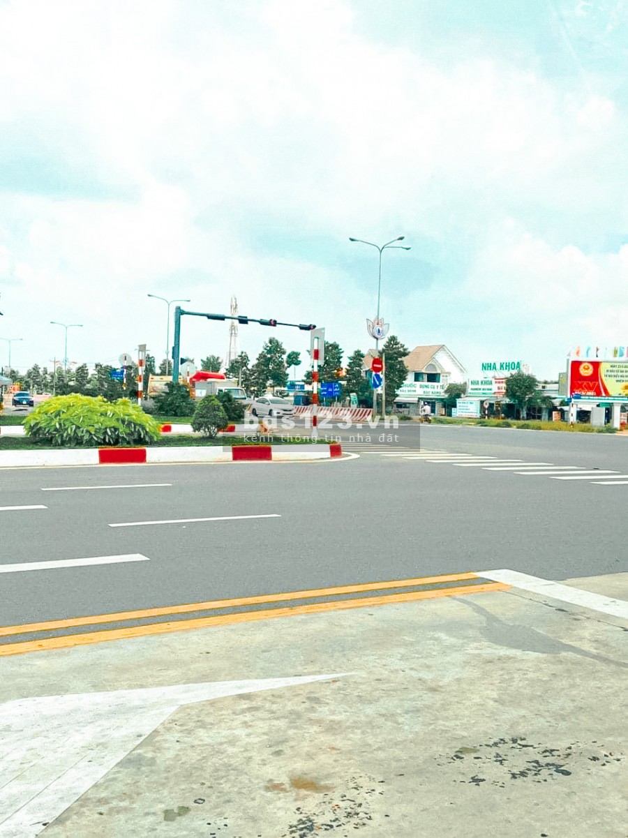 Trang trải mùa dịch bán miếng đất đầu tư sát đường Quốc Lộ 13, diện tích 120m2 (6x20), thổ cư 100%