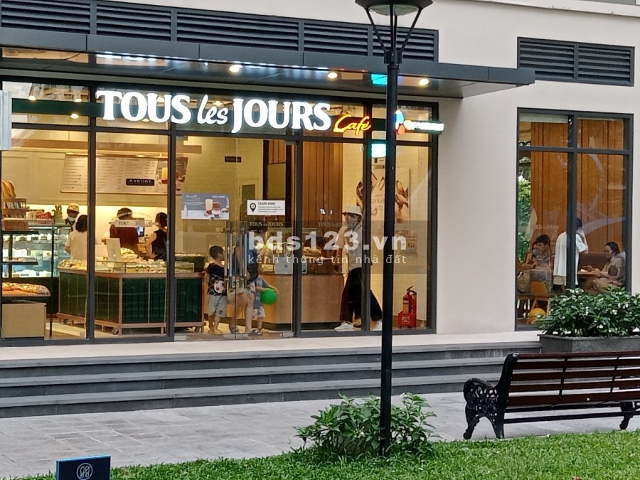 Bán gấp căn Shophouse diện tích sử dụng 230m2, 2 cửa ra vào, mặt tiền 16m, giá chỉ 85tr/m2