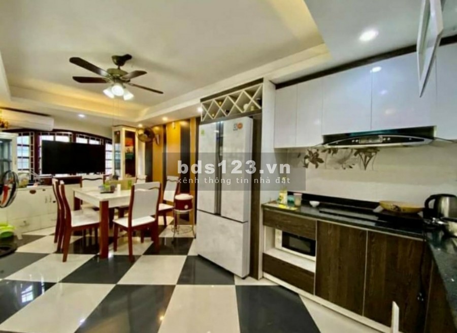 Bán nhà ở Nguyễn Khánh Toàn, diện tích 50m2, 5 tầng, mặt tiền 4.2, chỉ 4.85 tỷ