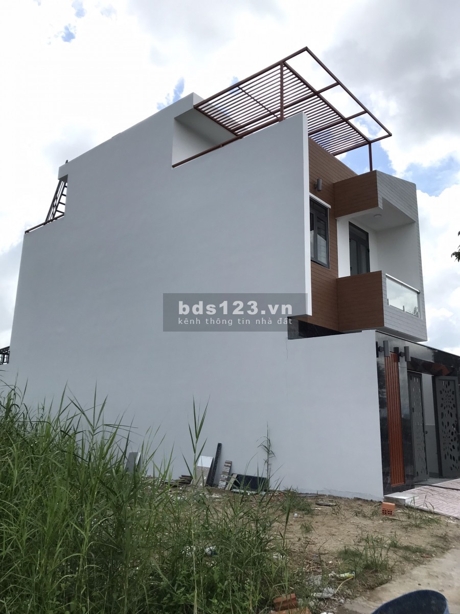 Nhà 1 trệt 2 lầu khu đô thị Sài Gòn Village diện tích lớn, sổ hồng riêng, giá cực hời