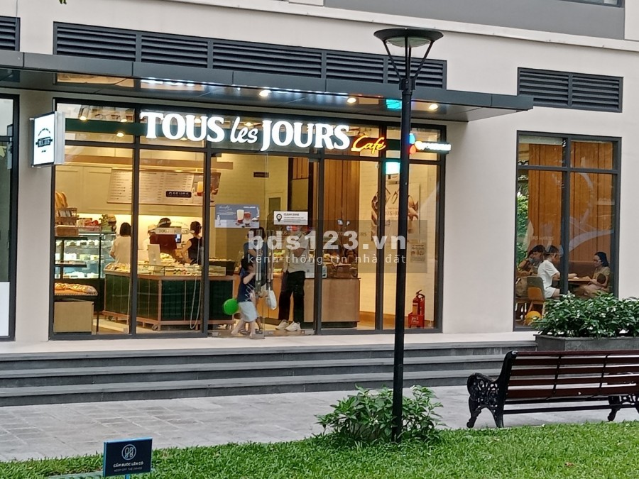 Bán gấp căn Shophouse diện tích sử dụng 230m2, 2 cửa ra vào, mặt tiền 16m, giá chỉ 85tr/m2
