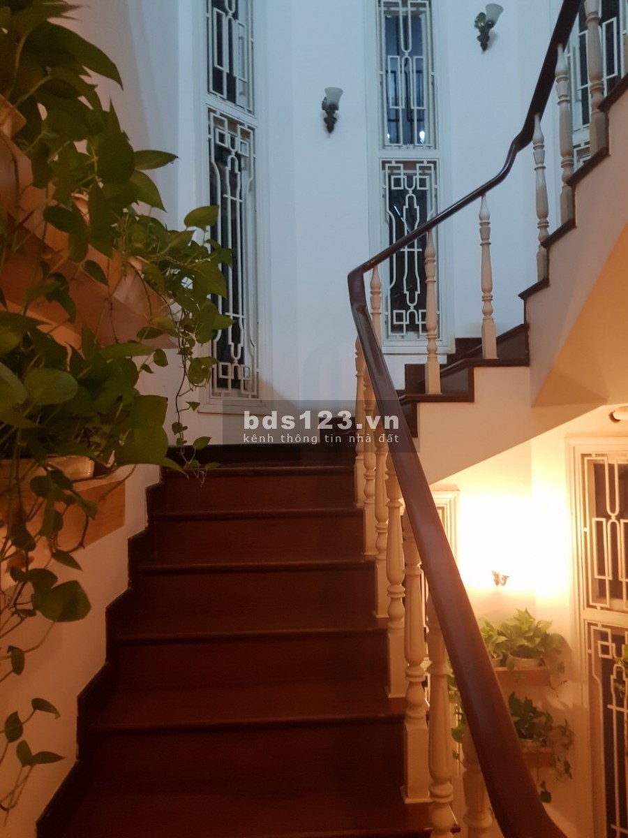 Cần bán nhà biệt thự Quận 3 Trần Quang Diệu, đường lớn, có sân thượng, diện tích 368m2