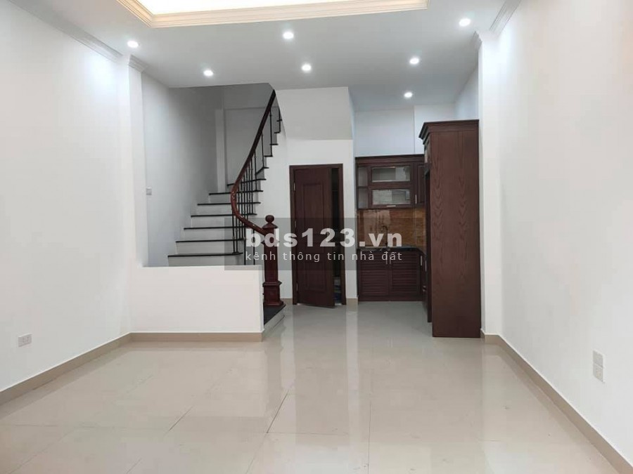 Bán gấp nhà riêng Tân Thuỵ Long Biên, ô tô đỗ cổng nhà mới đẹp, dt 41m2, mt 4m, giá 3,2 tỷ