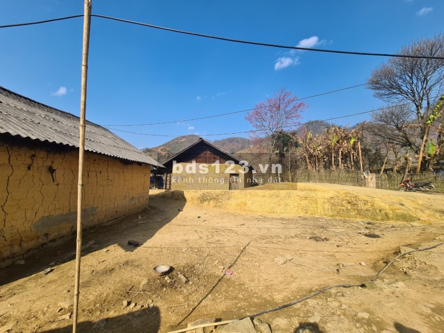 Bán mảnh đất cạnh hồ lớn nhất Y Tý ( SaPa2) kinh doanh buôn bán sầm uất.