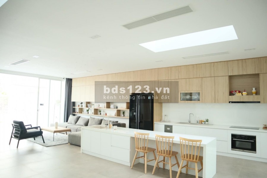 Bán nhà hiếm đẹp lung linh Tây Hồ, phố Lạc Long Quân, dt 42m2, thiết kế hiện đại, giá 4.xx tỷ
