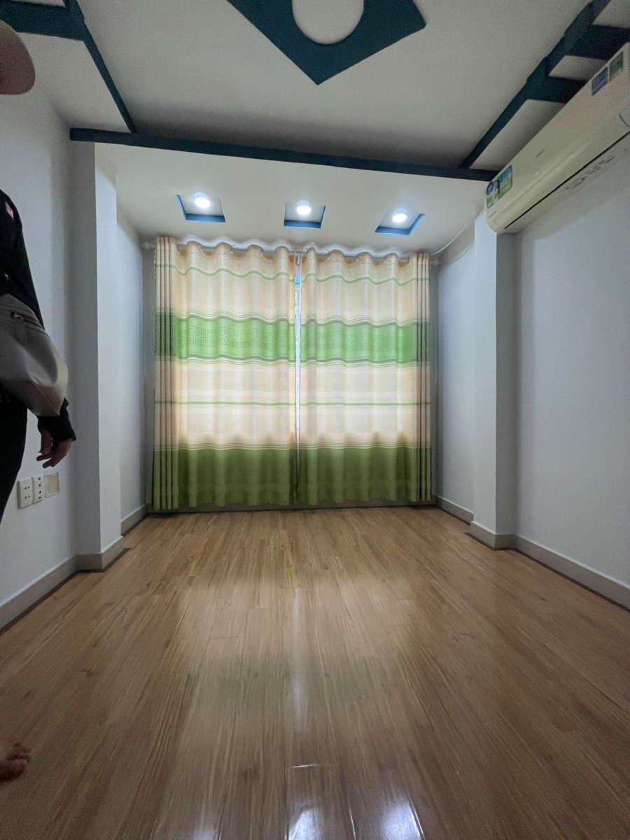 Nhà Nguyễn Tất Thành, phường 18, Quận 4, 4 lầu, giá chỉ 3.3 tỷ, lh 0774915668
