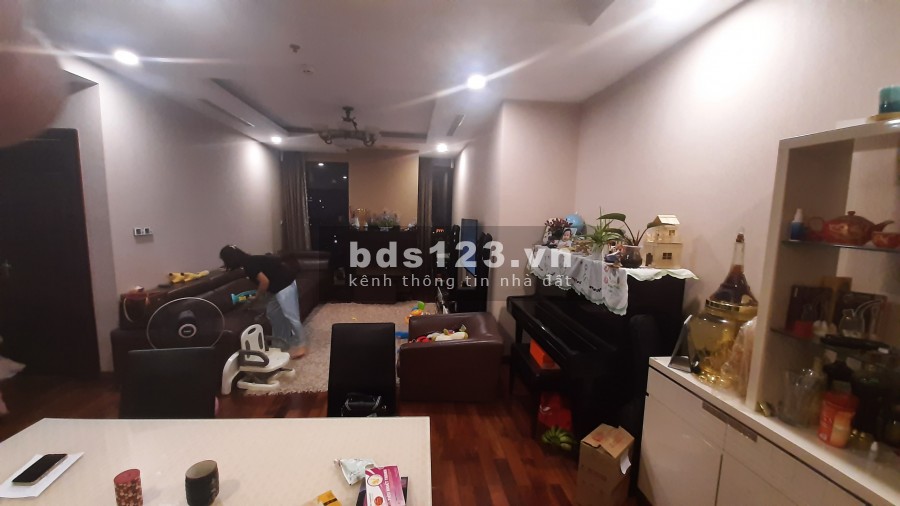 Chính chủ bán gấp căn hộ 2 ngủ sáng, 110m2 Royal city, giá 4.3 tỷ, LH: 0967839010