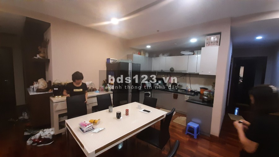 Chính chủ bán gấp căn hộ 2 ngủ sáng, 110m2 Royal city, giá 4.3 tỷ, LH: 0967839010