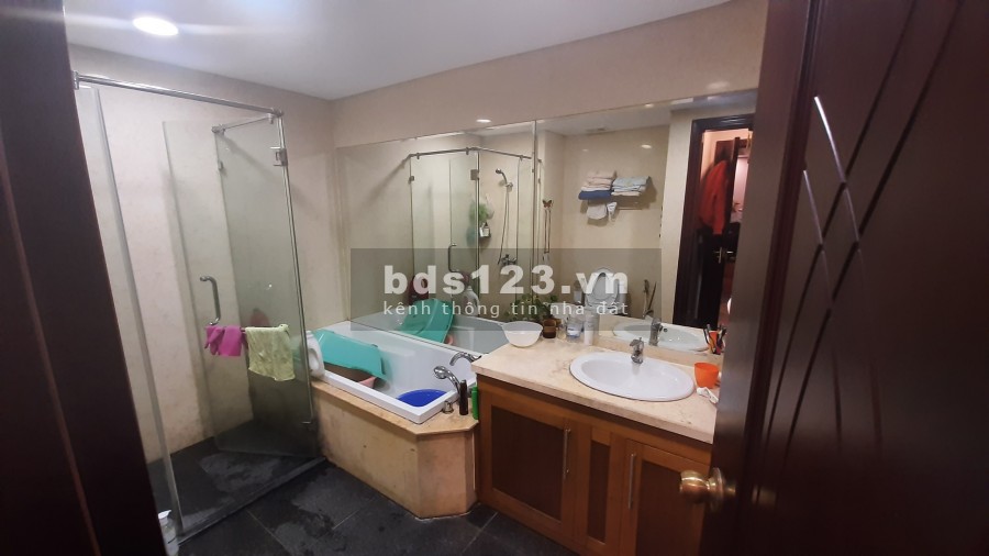 Chính chủ bán gấp căn hộ 2 ngủ sáng, 110m2 Royal city, giá 4.3 tỷ, LH: 0967839010