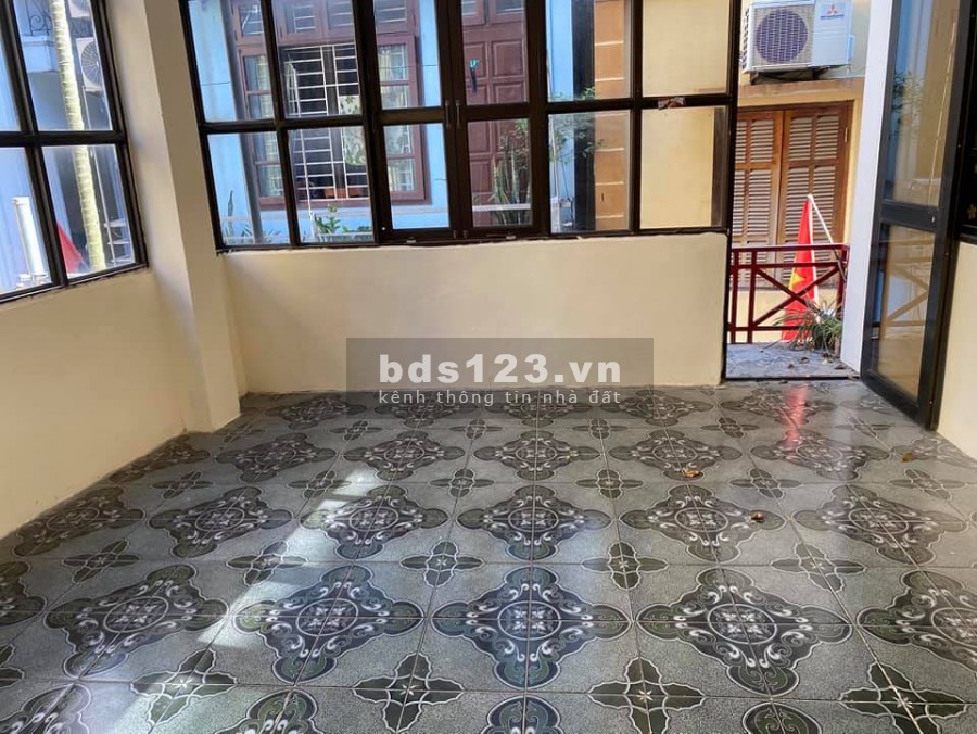 Bán đất tặng nhà rẻ nhất Lạc Long Quân, dt 56m2, 3 tầng mt 7m, giá 4.2 tỷ, lh 0975513371
