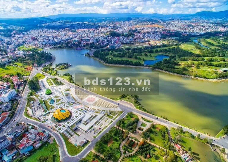 Đất thổ cư ngay mặt hồ Tây Di Linh, đã có sổ, ngân hàng hỗ trợ 70%, vị trí vô cùng đắc địa