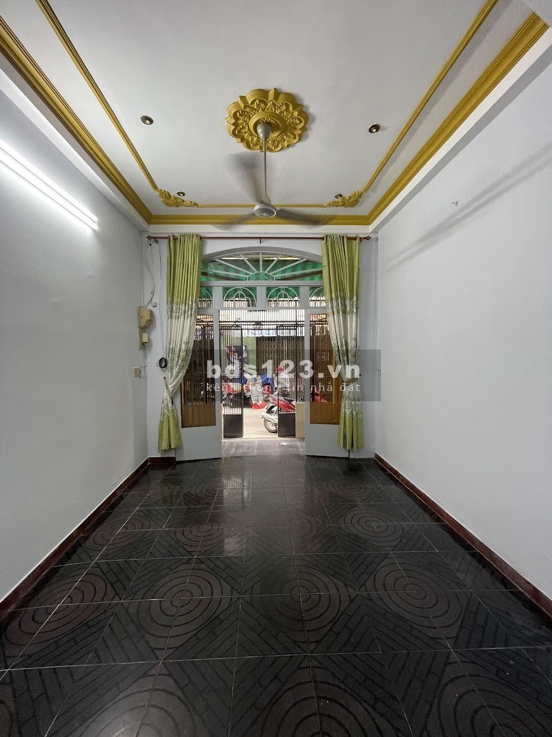 Bán nhà 36m2, 1 lầu, giá 5,3 tỷ đường Lạc Long Quân, P.8, Tân Bình.