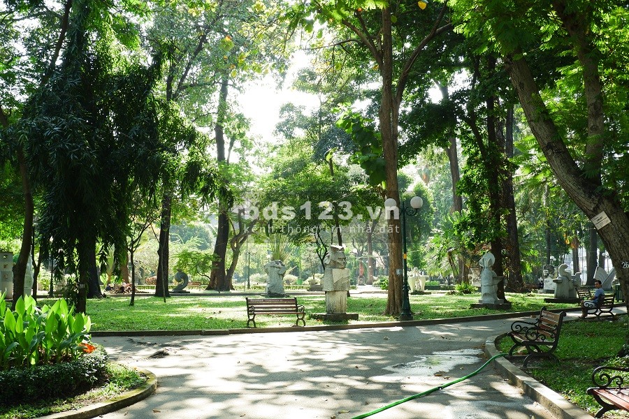 Phân lô, có gara ô tô view công viên, bán nhà Giang Biên giá nhỉnh 4 tỷ, đúc 5 tầng