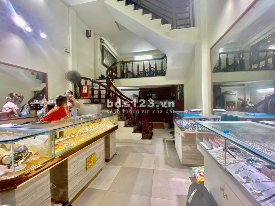 Ngõ ô tô tránh kinh doanh gần phố lớn Kim Đồng, dt 42m2, 3 tầng đúc, giá bán 3.1 tỷ