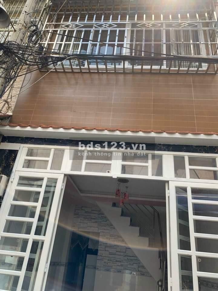 Cách mặt tiền đường chính 3 căn, cần bán nhà 1 trệt 1 lầu, giá bán 1.8 tỷ sổ chuẩn chính chủ