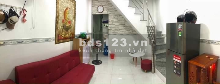 Cách mặt tiền đường chính 3 căn, cần bán nhà 1 trệt 1 lầu, giá bán 1.8 tỷ sổ chuẩn chính chủ