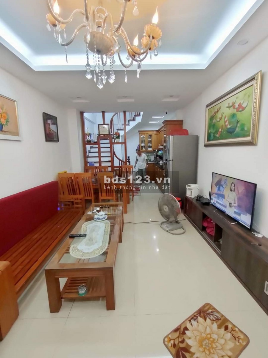 Cần bán nhà Lạc Long Quân, Tây Hồ, sổ đỏ xinh xắn nhà đẹp nhất khu, giá 3.85 tỷ, dt 33m2