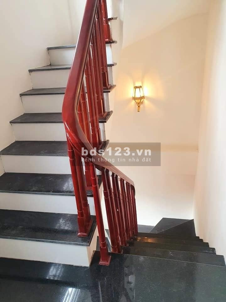 Bán nhà nguyên căn lô góc ô tô vào trong nhà, vỉa hè rộng, khu đô thị Mậu Lương