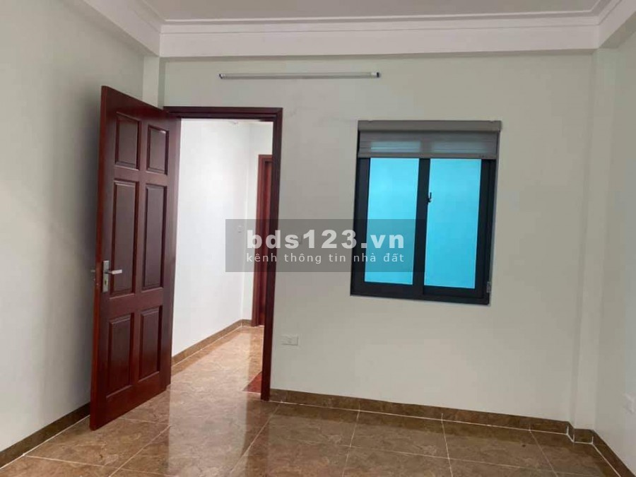 Bán nhà Lạc Long Quân, diện tích 42m2 5 tầng, cách ô tô tránh 10m (Đỗ Cổng) giá 6 tỷ