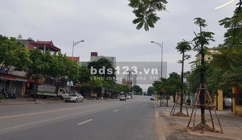 Cần bán nhà 5 tầng Đặng Vũ Hỷ, Quận Long Biên trước nhà ô tô tránh gara, sổ vuông đẹp