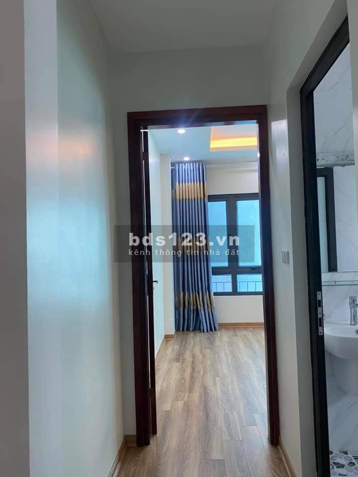 Bán nhà Lạc Long Quân, diện tích 42m2 5 tầng, cách ô tô tránh 10m (Đỗ Cổng) giá 6 tỷ