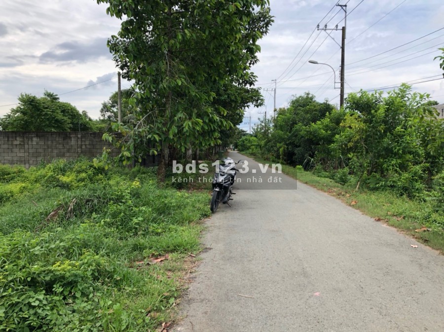 Cần bán đất mặt tiền đường nhựa 1/ Tỉnh Lộ 7 vào 200m diện tích ngang 28m có 600m thổ cư
