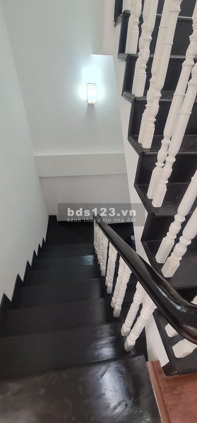 Bán nhà mặt ngõ phố Bồ Đề Quận Long Biên 5 tầng, nhà mới, gara ô tô giá bán 5.55 tỷ