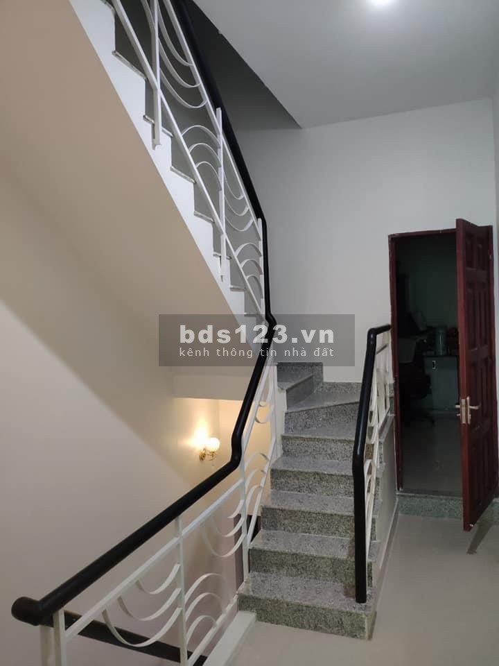 Bán nhà 4 tầng đường Bờ Bao Tân Thắng, giá rẻ, sổ đổ vuông vực, giá chỉ 4.95 tỷ, lhcc