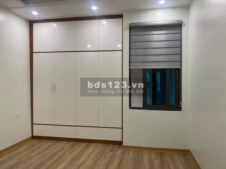 Bán nhà Lạc Long Quân, diện tích 42m2 5 tầng, cách ô tô tránh 10m (Đỗ Cổng) giá 6 tỷ