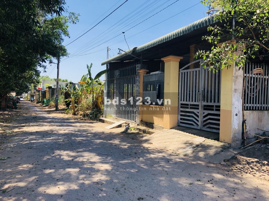 Cần sang gấp 200m2 đất thổ cư, 2 lô liền kề sổ hồng riêng, dân cư đông kín, lh 0349854941