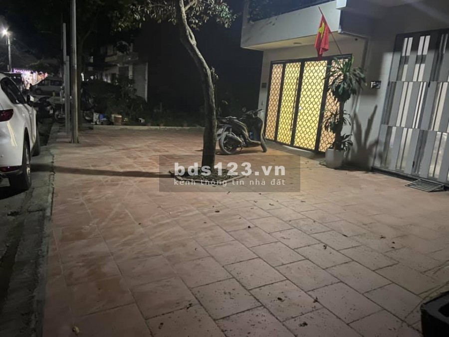 Bán nhà lô góc vừa tiền trung tâm phố chợ giá bán rẻ nhỉnh 4 tỷ, diện tích 60m2, sổ sẵn