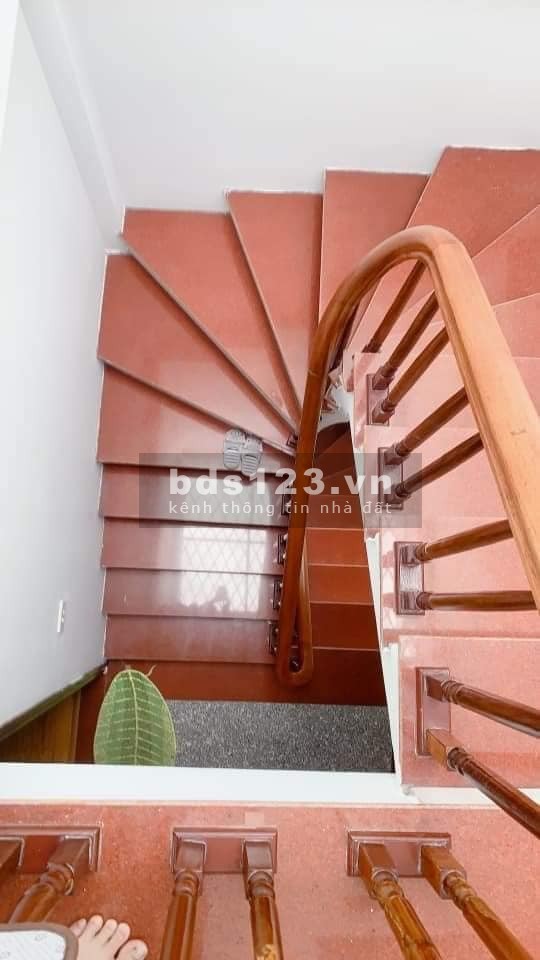 Bán nhà nguyên căn đẹp rẻ Lạc Long Quân Cầu Giấy, dt 30m2, 5 tầng, mt 5m, giá 4.1 tỷ, lh 0975513371