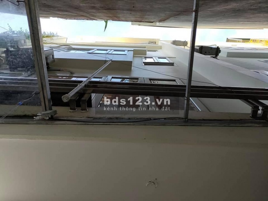 Bán nhà nguyên căn đẹp rẻ Lạc Long Quân Cầu Giấy, dt 30m2, 5 tầng, mt 5m, giá 4.1 tỷ, lh 0975513371