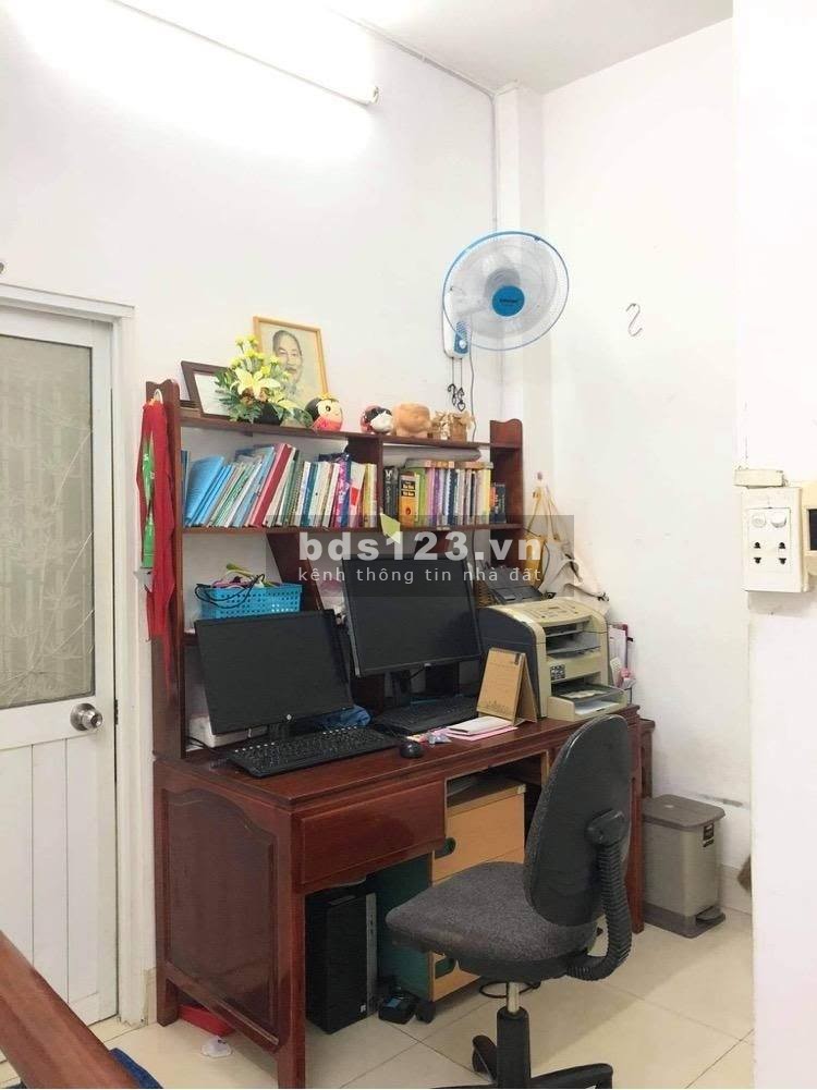 Bán nhà 36m2, 2 lầu, sân thượng, giá 5,7tỷ đường CMT8, Phường 5, Tân Bình.