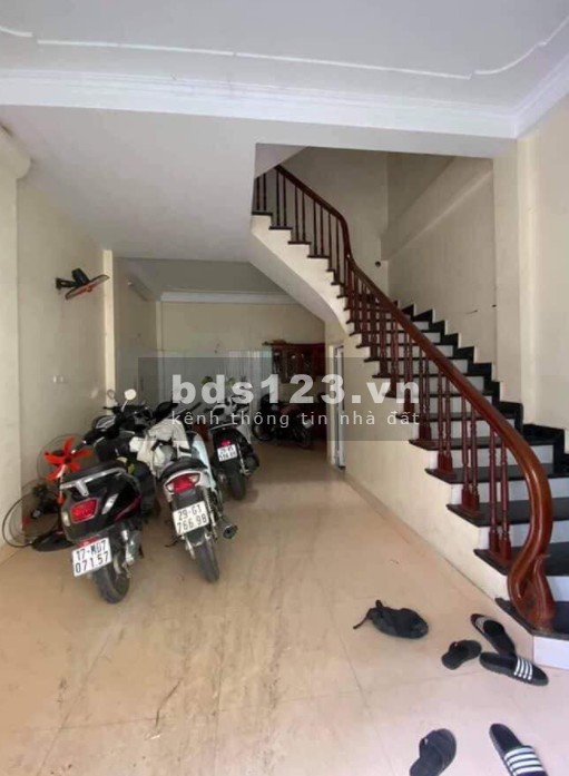 Bán nhà Nam Từ Liêm, gara ô tô vào đường rộng dt 42m2, 4 tầng, mặt tiền rộng, giá nhỉnh 4 tỷ