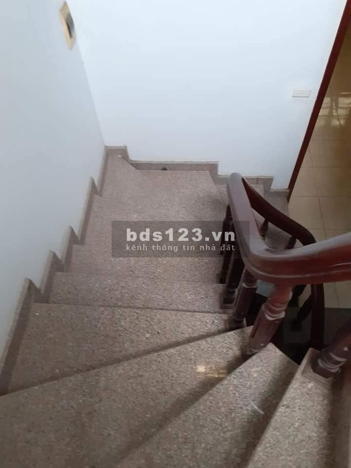 Bán nhà ngõ ô tô Lạc Long Quân Quận Cầu Giấy dt 30m2, 5 tầng, mt 4.5m, giá 4.5 tỷ, lh 0975513371