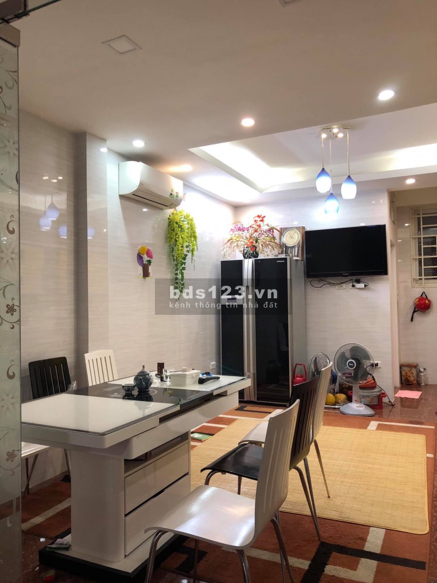 Nhà Bùi Xương Trạch 3 tầng, dt 51m2, giá 3tỷ8 ngõ thông đường ô tô qua nhà