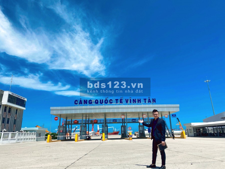 Cần bán 3 lô đất liền nhau cảng biển Vĩnh Tân, đã có sổ, 135m2/lô giá 11tr/m2. LH: 0862265595