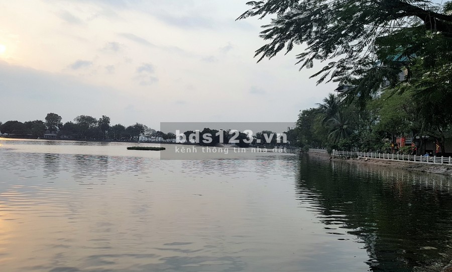 Bán nhà mặt Hồ Tây. 2 mặt tiền, 2 vỉa hè, ô tô , kinh doanh. 252m2 MT 7.6m 45 tỷ