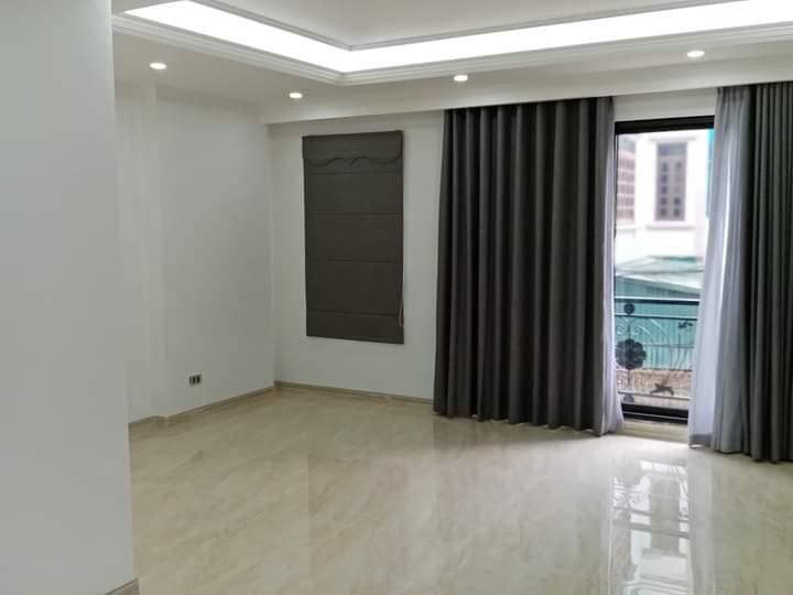 Lô gốc nhà nguyên căn đúc kiên cố 7 tầng có thang máy ngay mặt tiền Phùng Chí Kiên