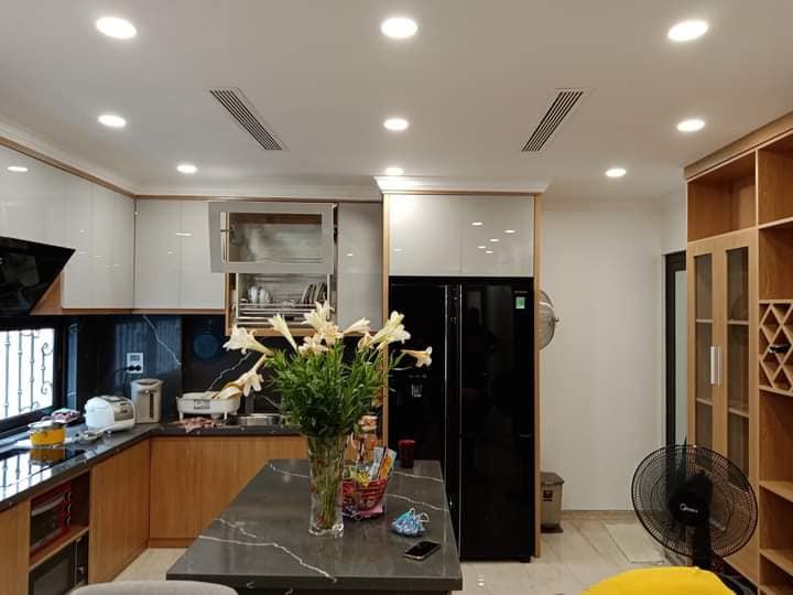 Lô gốc nhà nguyên căn đúc kiên cố 7 tầng có thang máy ngay mặt tiền Phùng Chí Kiên