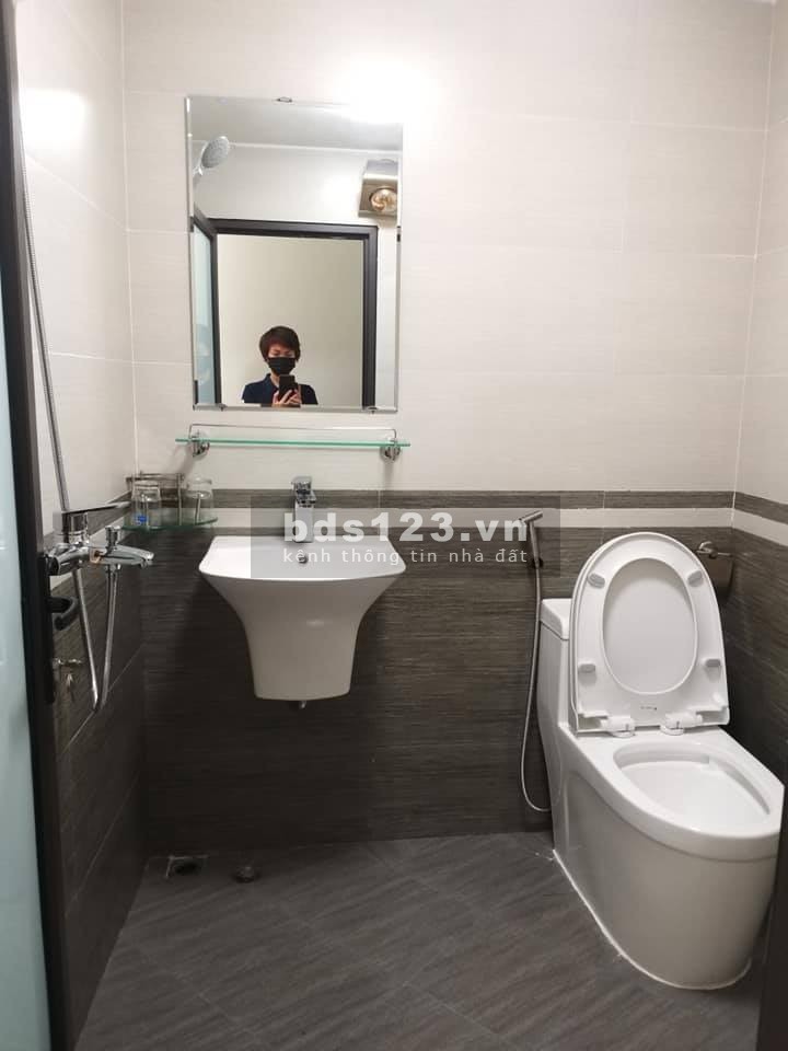 Bán nhà đẹp còn mới khu trung tâm rất tiện ích khu dân trí cao ở luôn, liên hệ 0919670888