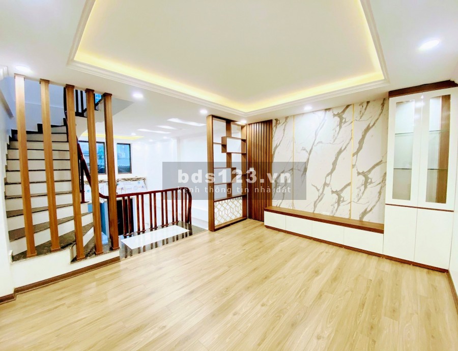 Bán khẩn cấp nhà Trần Quốc Hoàn, ngõ ô tô, lô góc, Kinh Doanh, dt 44m2, 5 tầng, nhỉnh 4 tỷ