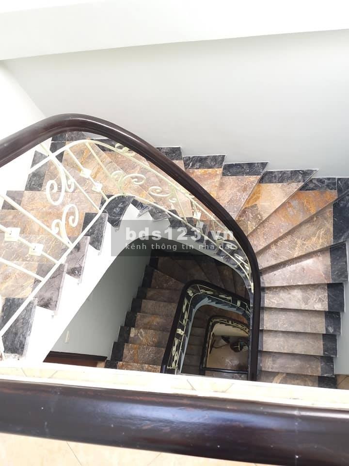 Bán nhà đẹp còn mới khu trung tâm rất tiện ích khu dân trí cao ở luôn, liên hệ 0919670888