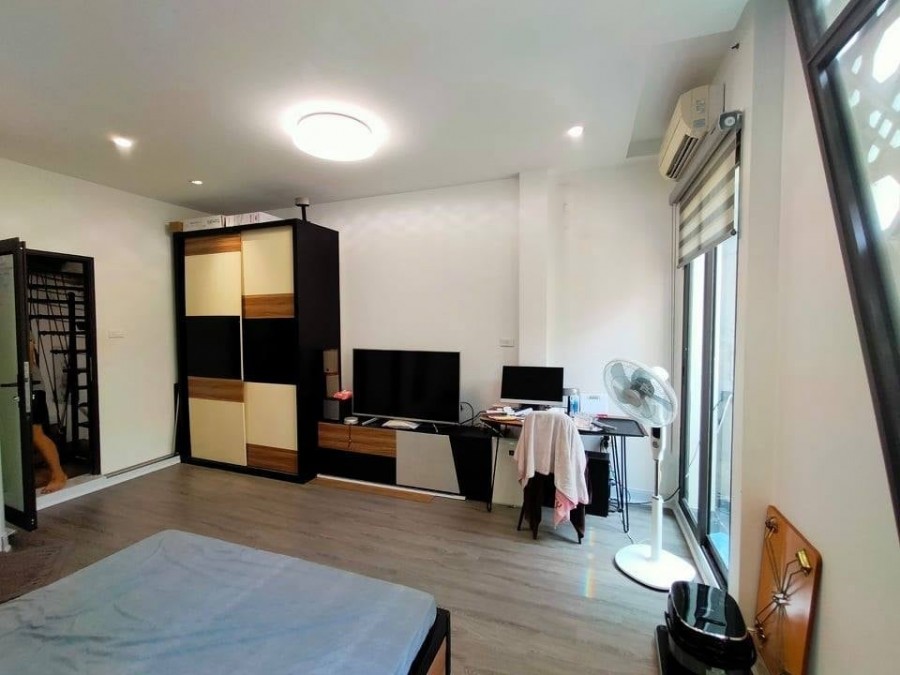 HIếm Bán Nhà Nguyễn Ngọc Vũ, Cầu Giấy DT 40m2, 5T, 4 ngủ, Ô tô, Giá 4.5 Tỷ.