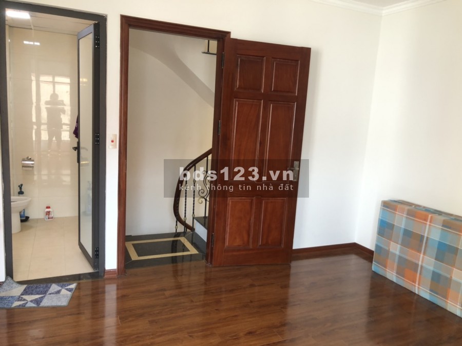 Nhà mới 5 tầng về ở luôn giá nhỉnh 3 tỷ phố Nguyễn Văn Cừ, Quận Long Biên, sổ sẵn