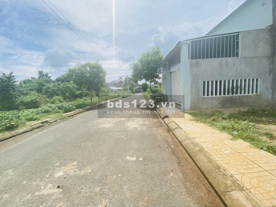 Chính chủ bán 100m2 Tây Hoà, mặt tiền đường thông, gần trường, liên hệ 0936894008
